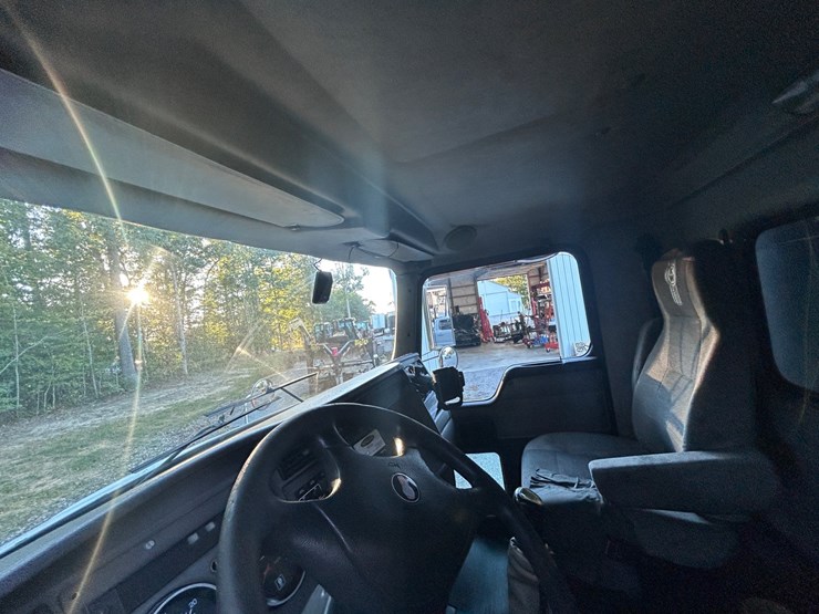 2005-kenworth-t300-image-30