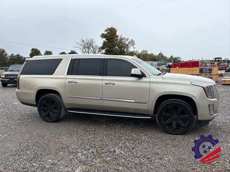 2017-cadillac-escalade-esv-luxury-image-5
