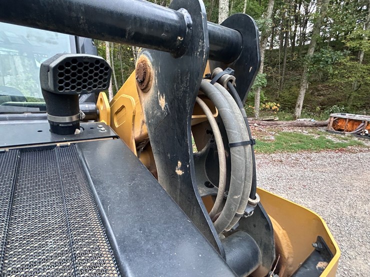 2025-caterpillar-255-image-28