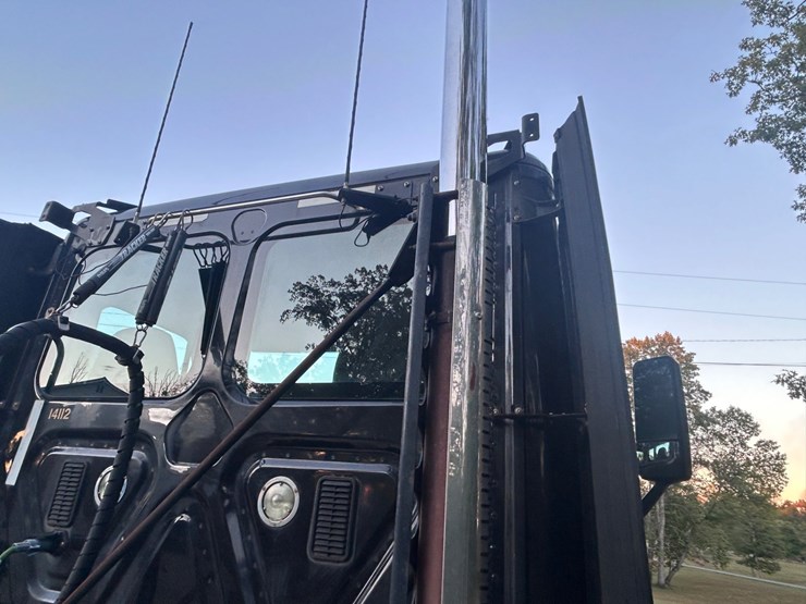 2015-freightliner-cascadia-113-image-25