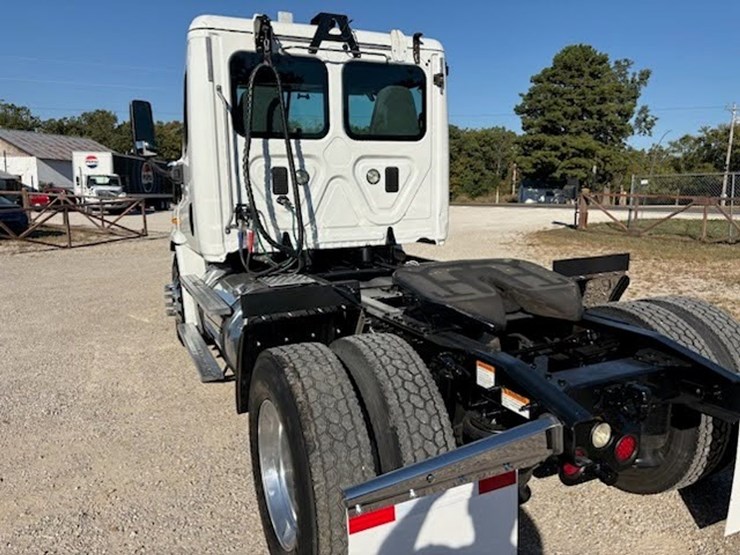 2014-freightliner-cascadia-113-image-4