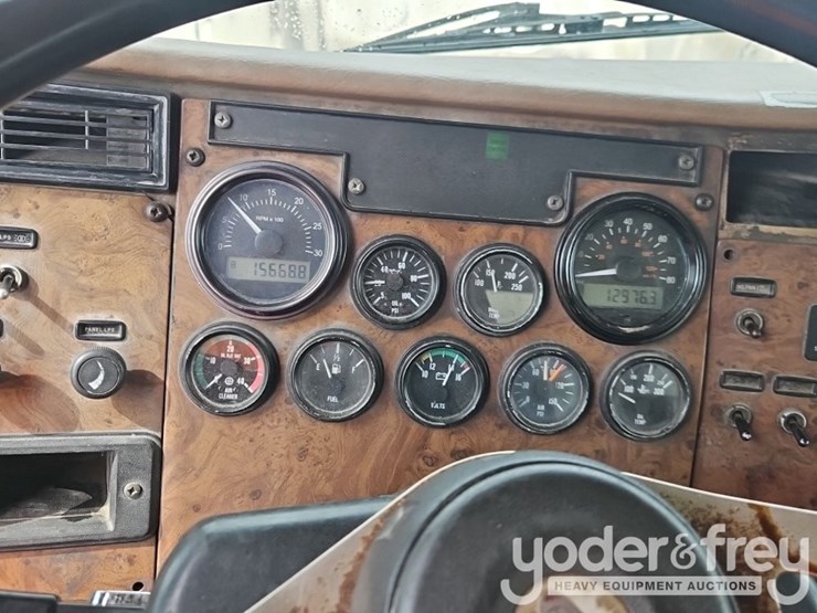 2005-peterbilt-335-image-31