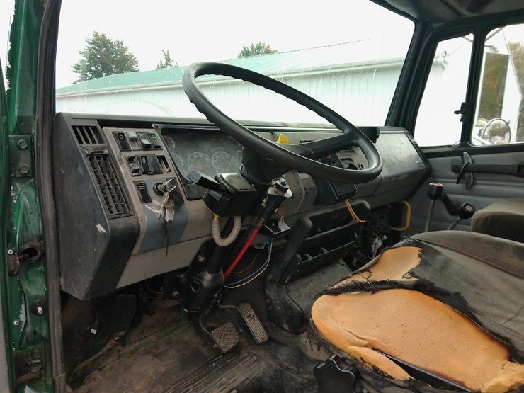 2001-freightliner-fl80-image-11