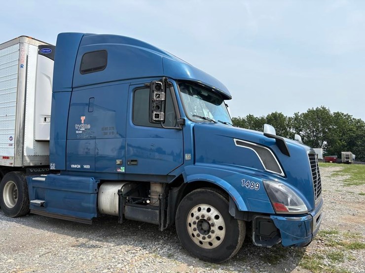 2016-volvo-d13-semi-truck-w/-enclosed-reefer-3000r-image-7