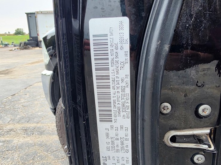 2015-dodge-3500-image-38