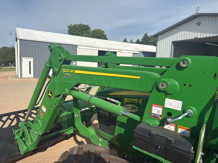 2023-john-deere-5075e-image-18