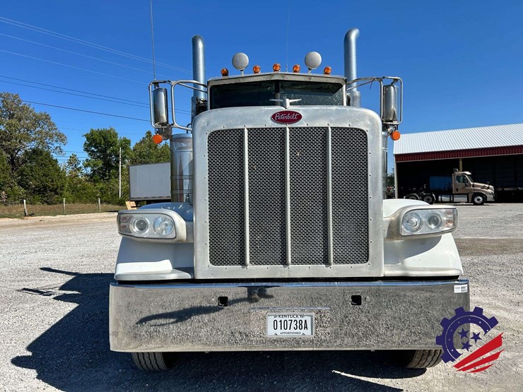 2018-peterbilt-389-image-11