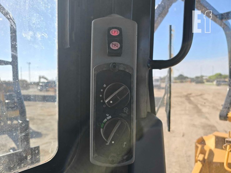 2016-caterpillar-d6t-xl-image-18