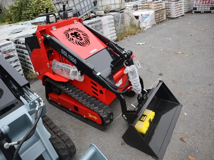 ssl-1500-mini-skidsteer-image-1