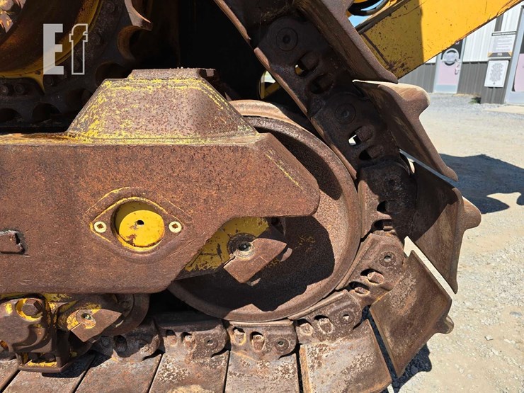 2013-caterpillar-d8t-image-28
