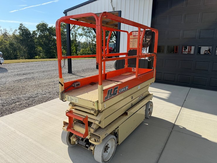 2001-jlg-2032e2-image-5