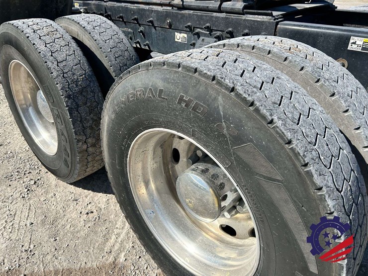2018-peterbilt-389-image-19