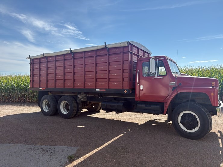 1979-international--model-1924-tandem-grain-truck,-81,877-miles,-4x4-manual-transmission,-gas,-roll-tarp-image-3