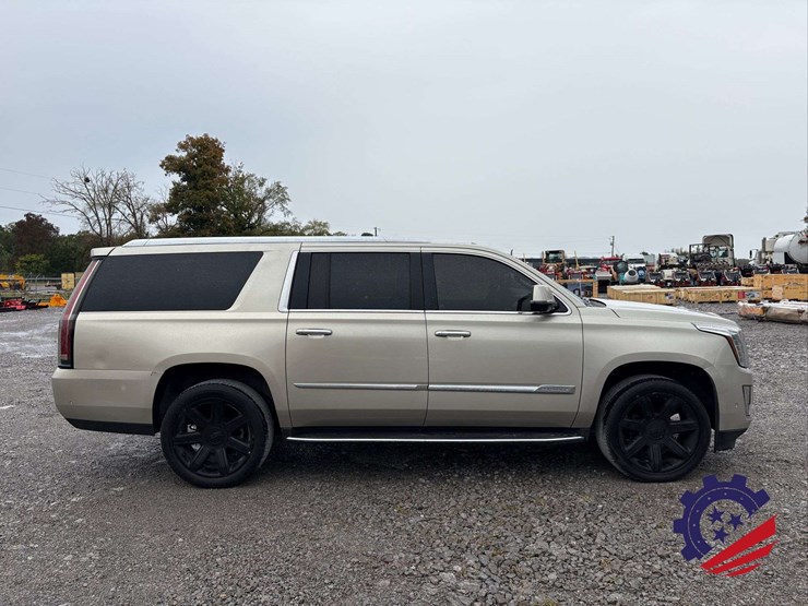 2017-cadillac-escalade-esv-luxury-image-21