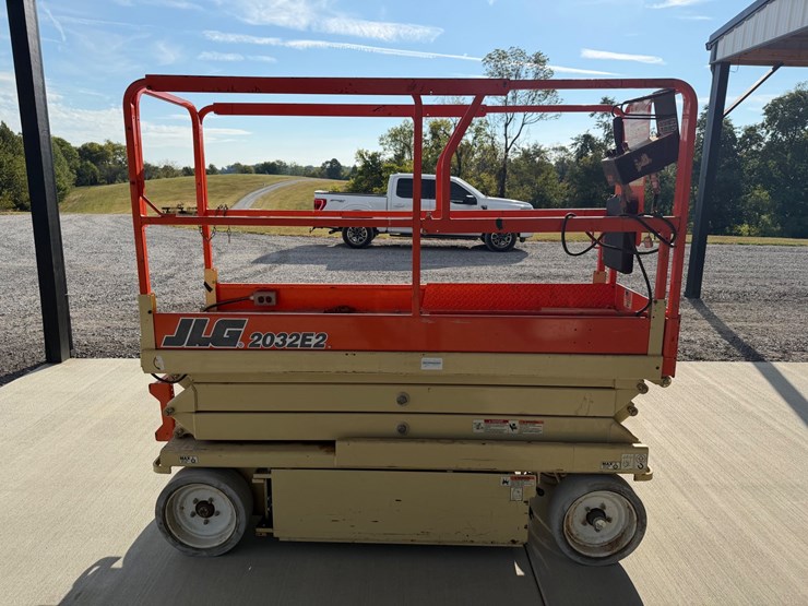 2001-jlg-2032e2-image-6