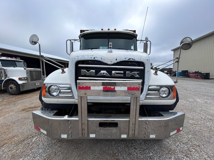 #34-•-2007-mack-granite-tri-axle-dump-truck-image-13