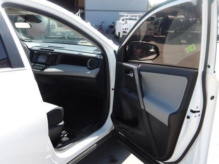 2017-toyota-rav4-xle-image-11