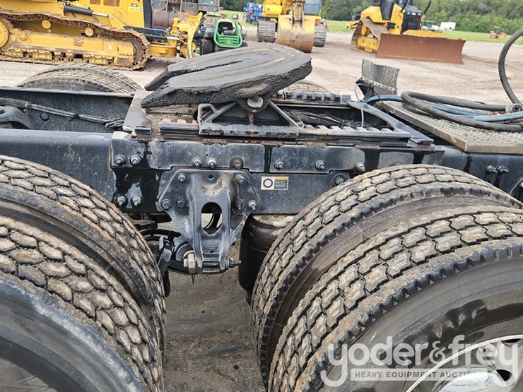 2019-peterbilt-579-image-9