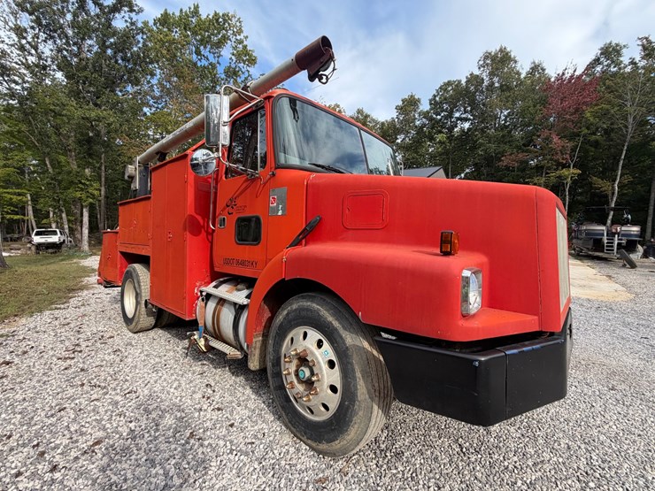 #64-•-1995-volvo-mechanics-truck-image-13