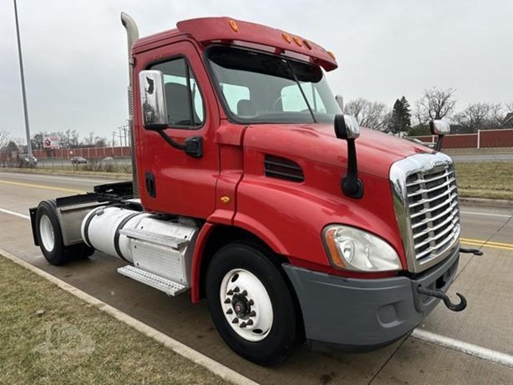 2013-freightliner-cascadia-113-image-1