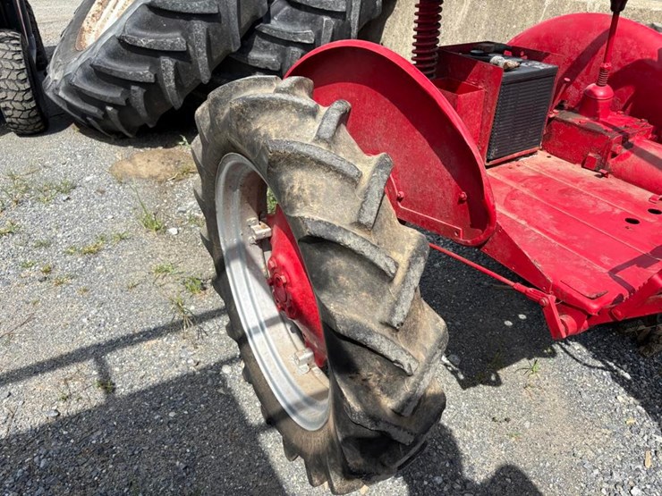 1953-farmall-cub-tractor-image-6
