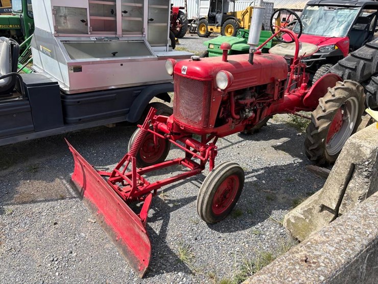 1953-farmall-cub-tractor-image-2