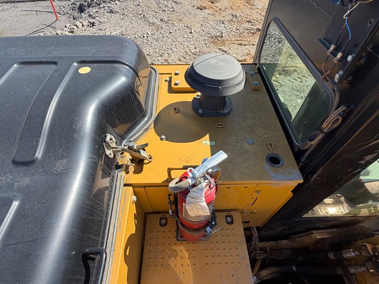 2016-caterpillar-323fl-image-30
