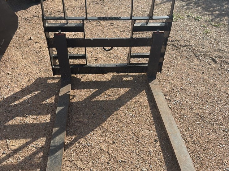 mds-skid-loader-pallet-forks-image-1