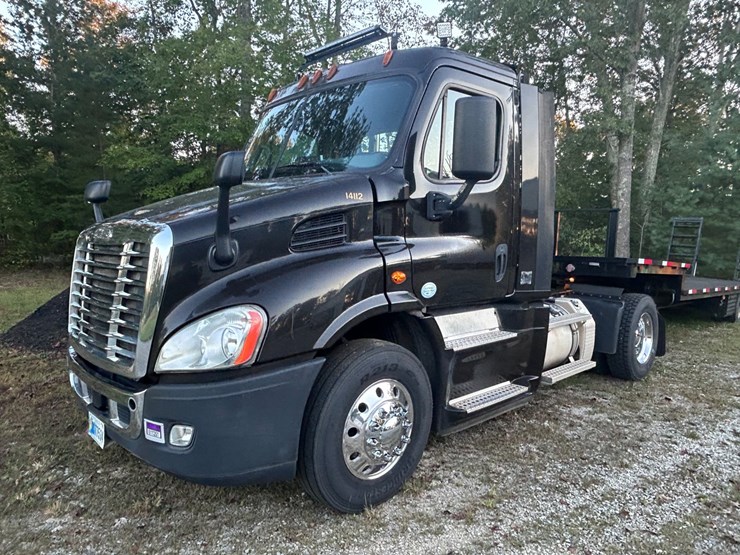 2015-freightliner-cascadia-113-image-1