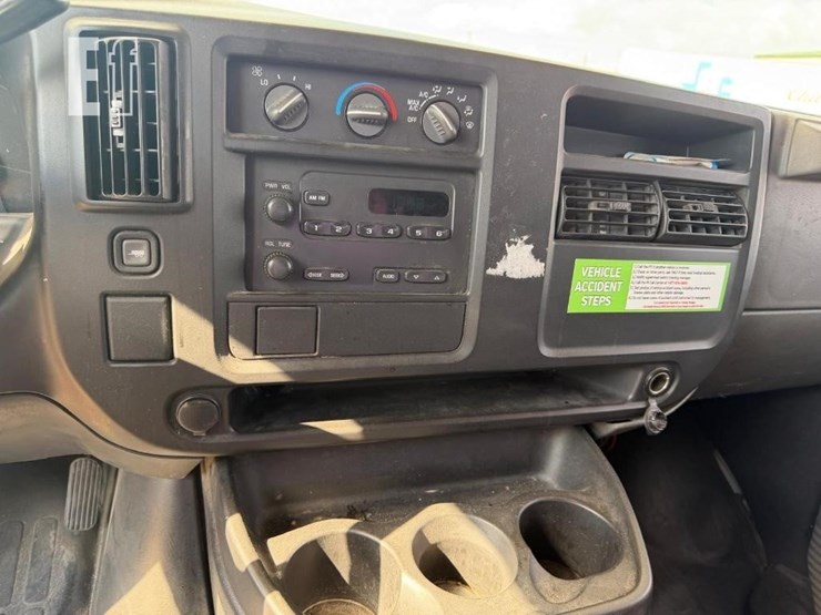2004-gmc-savana-g1500-image-13
