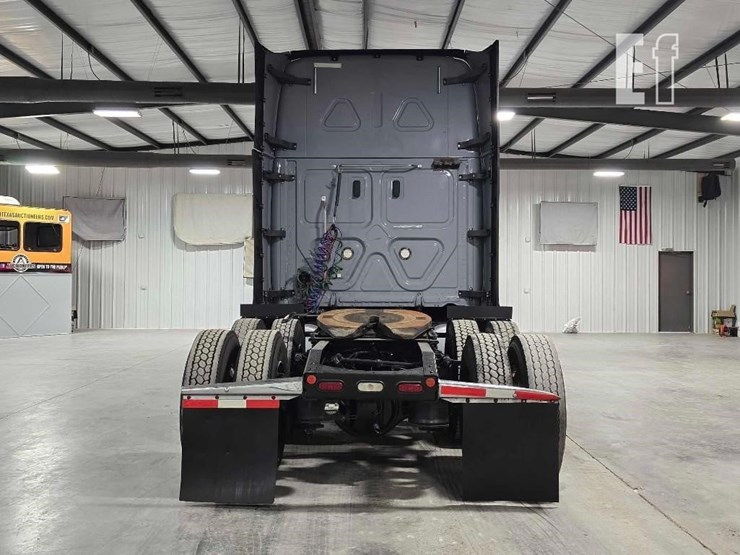2020-freightliner-cascadia-126-image-8
