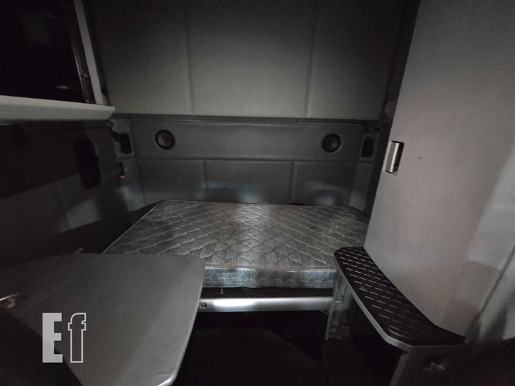 2015-kenworth-t680-image-16