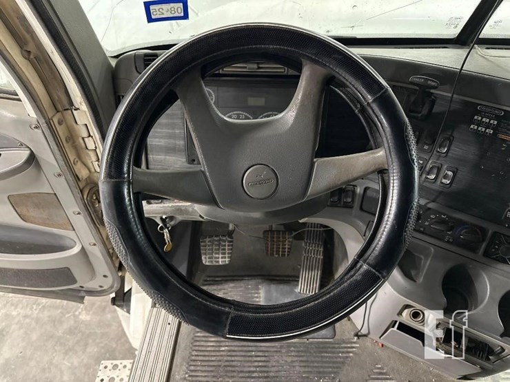 2007-freightliner-columbia-120-image-15