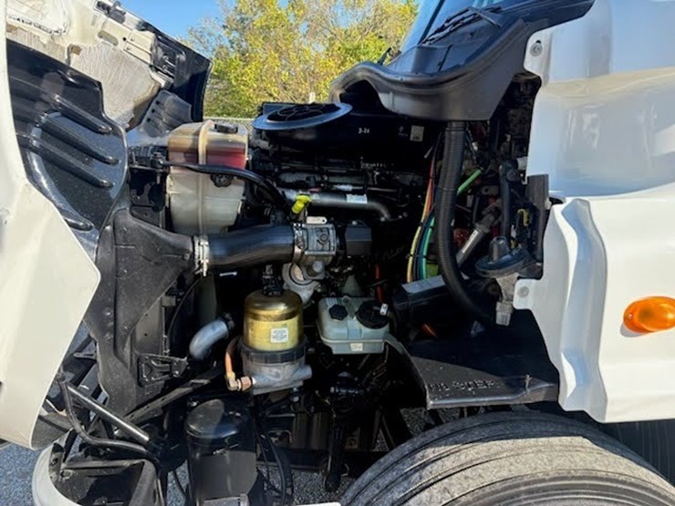 2014-freightliner-cascadia-113-image-13