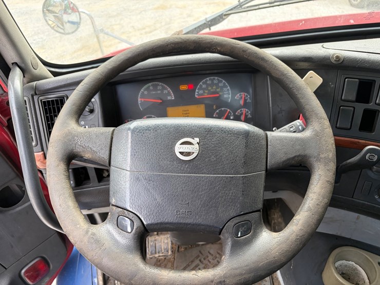 2004-volvo-10-image-17