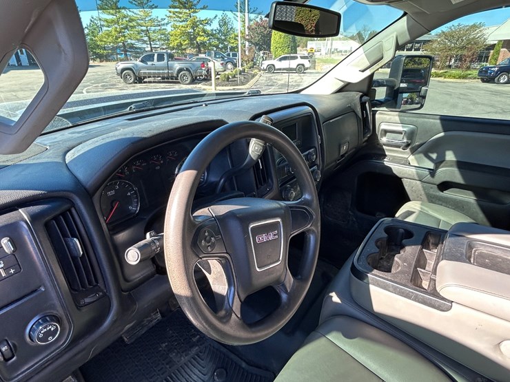 2017-gmc-3500-image-40