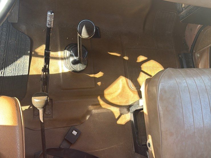 1979-international--model-1924-tandem-grain-truck,-81,877-miles,-4x4-manual-transmission,-gas,-roll-tarp-image-7