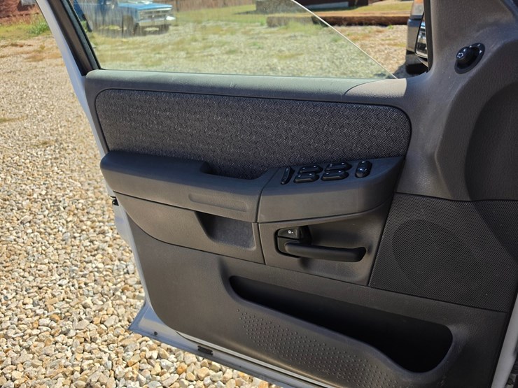 2003-ford-explorer-image-46
