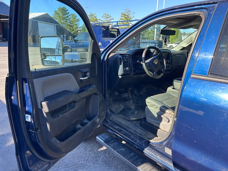 2016-chevrolet-3500-image-33