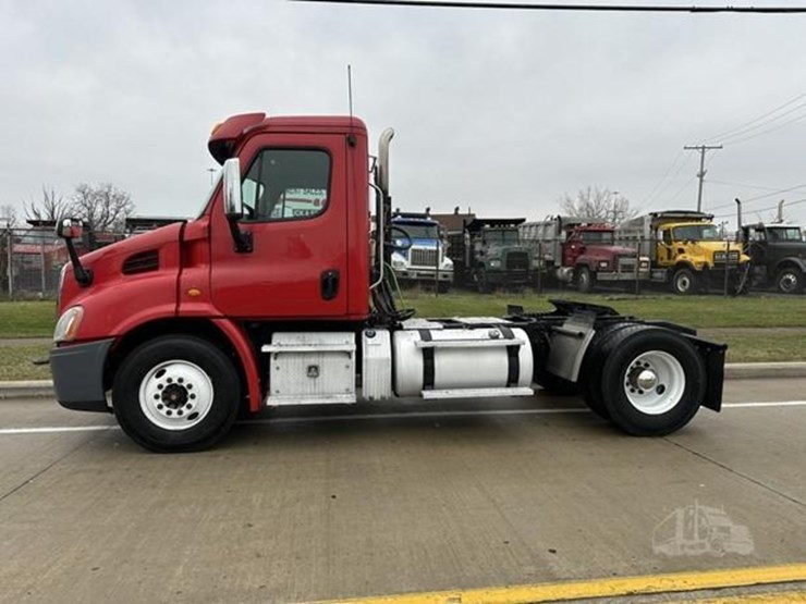 2013-freightliner-cascadia-113-image-3