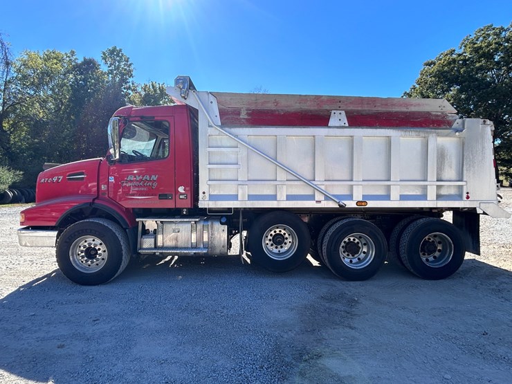 #48-•-2016-volvo-vhd-tri-axle-dump-truck-image-3