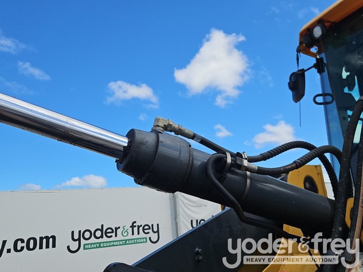 2019-deere-624l-image-16
