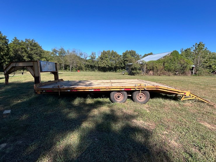 #93-•-20’-matthews-tandem-axle-gooseneck-trailer-image-4
