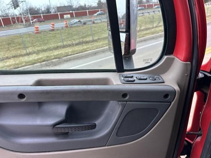 2013-freightliner-cascadia-113-image-9