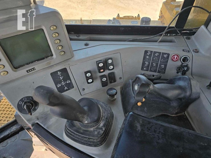 2013-caterpillar-d8t-image-21