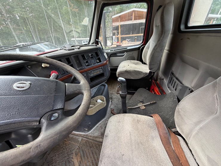 2004-volvo-10-image-14