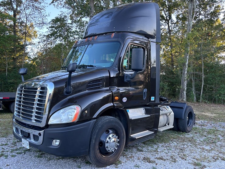 2016-freightliner-cascadia-113-image-1