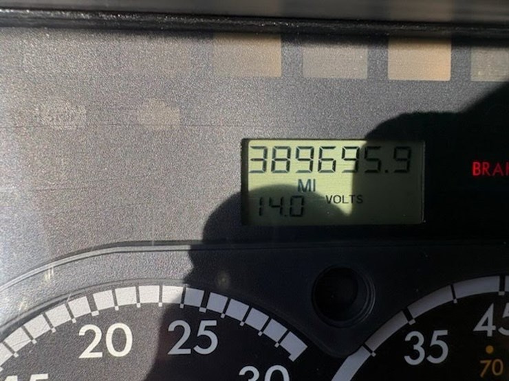 2014-freightliner-cascadia-113-image-10