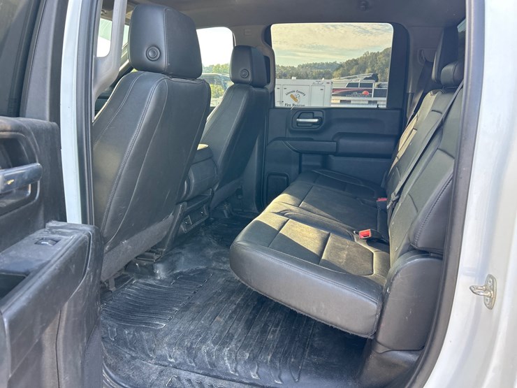 2021-chevrolet-3500-image-8