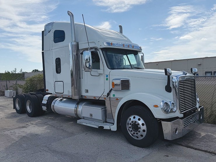 2015-freightliner-coronado-image-1